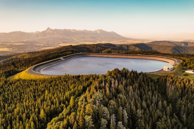 Wasserkraftwerk Cierny Vah Sonnenuntergang in der Slowakei Liptov Landschaft der Hohen Tatra Monumentale Gipfel über dem Wasserspiegel