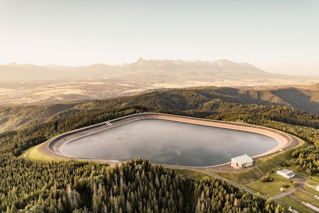 Wasserkraftwerk Cierny Vah Sonnenuntergang in der Slowakei Liptov Landschaft der Hohen Tatra Monumentale Gipfel über dem Wasserspiegel