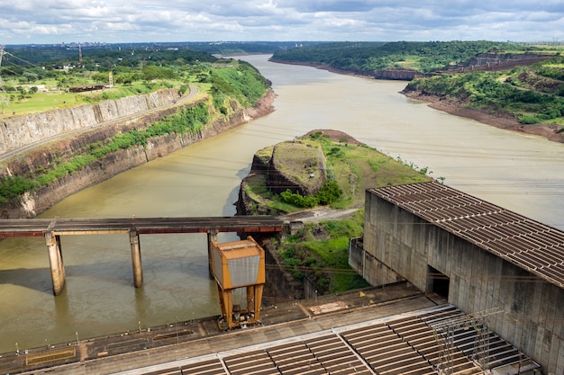 Wasserkraftwerk Itaipu Binacional in Foz do Iguazu Brasilien an der Grenze zu Paraguay