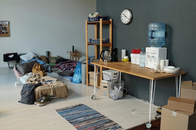 Wasserkühlschrank auf einem Holztisch an der Wand