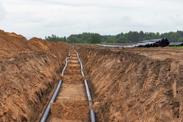 Wasserleitungen für die Trinkwasserversorgung liegen auf der Baustelle Vorbereitung für Erdarbeiten zur Verlegung einer unterirdischen Rohrleitung Moderne Wasserversorgungssysteme für eine Wohnstadt