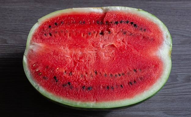 Wassermelone auf einem Holztisch