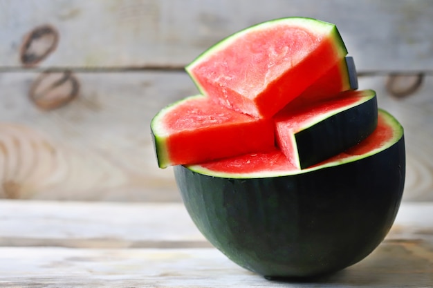 Wassermelone auf einer Holzoberfläche