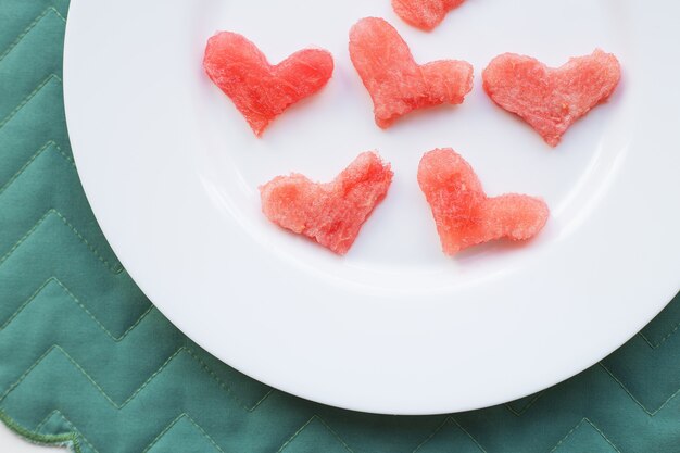 Wassermelone auf einer weißen Platte