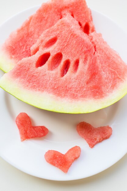 Wassermelone auf einer weißen Platte