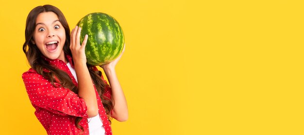 Wassermelone auf gelbem Hintergrund Kind mit Obst gesunde Ernährung für Kinder Sommermädchenporträt mit Wassermelone horizontales Poster Banner-Header mit Kopierbereich