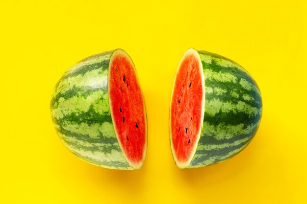 Wassermelone auf gelber Oberfläche. Draufsicht