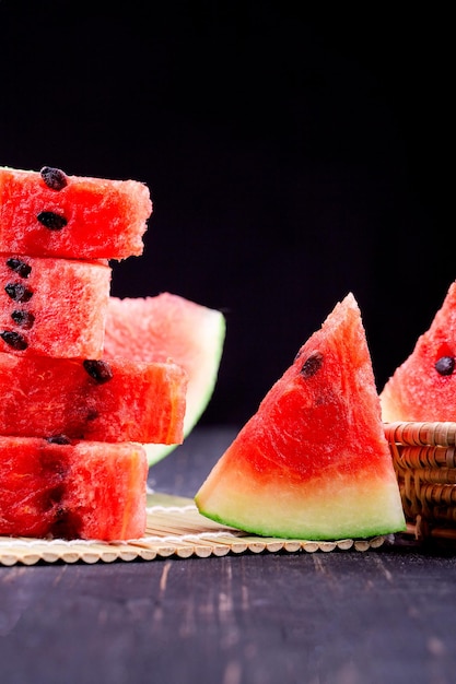 Wassermelone auf hölzernem Hintergrund