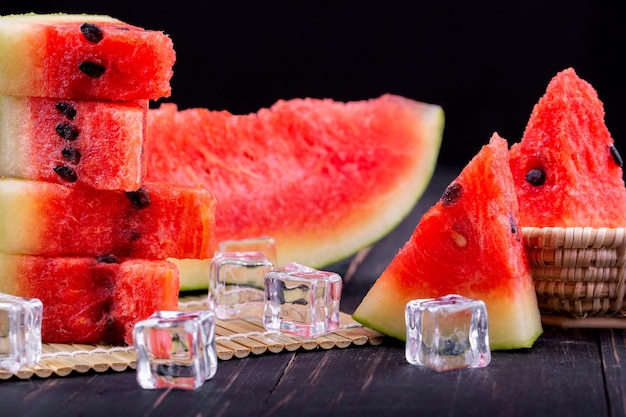 Wassermelone auf hölzernem Hintergrund