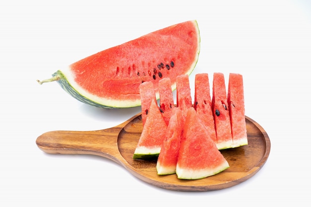 Wassermelone auf hölzernem Tablett lokalisiert auf weißem Hintergrund
