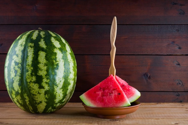 Wassermelone auf Holzbrettern Ganze Wassermelone mit Holzgrund Gesundes Essen für Veganer