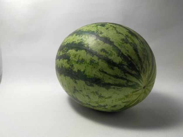 Foto wassermelone auf weißem hintergrund