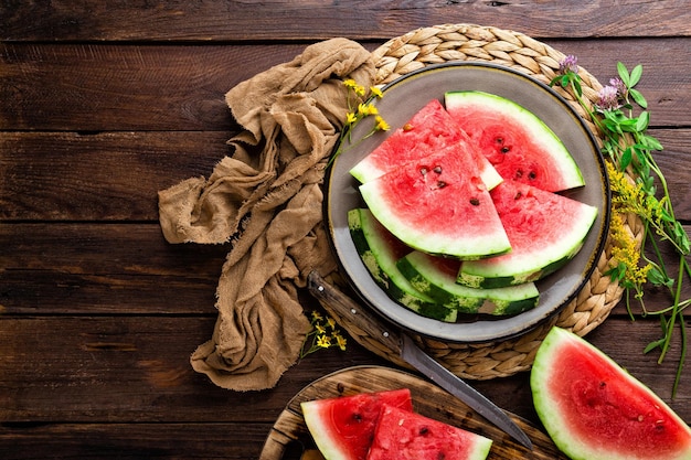 Wassermelone Frische Wassermelonenscheiben auf Platte auf rustikalem Holzhintergrund