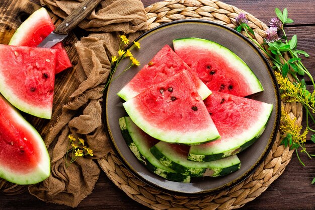 Wassermelone Frische Wassermelonenscheiben auf Platte auf rustikalem Holzhintergrund