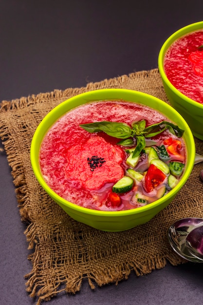 Wassermelone Gazpacho, traditionelle spanische Sommerkalte Suppe