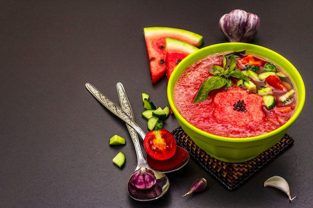 Wassermelone Gazpacho, traditionelle spanische Sommerkalte Suppe