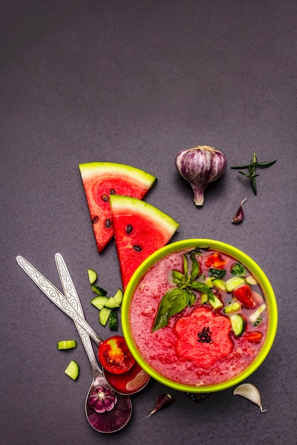 Wassermelone Gazpacho, traditionelle spanische Sommerkalte Suppe