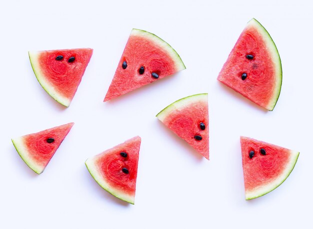 Wassermelone geschnitten auf Weiß.