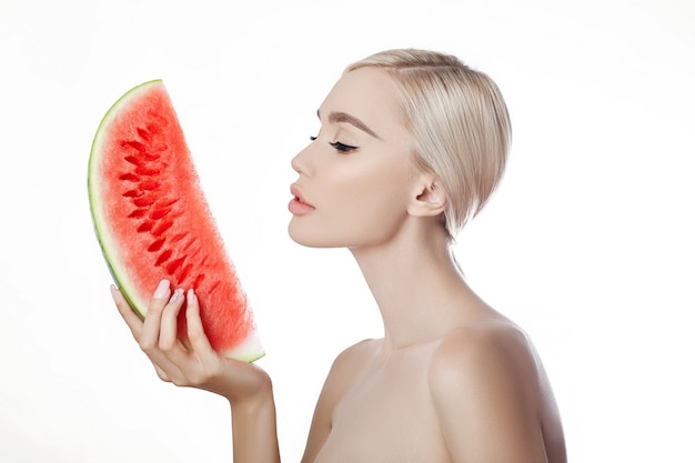 Wassermelone in den Händen von Frauen, saubere glatte Haut