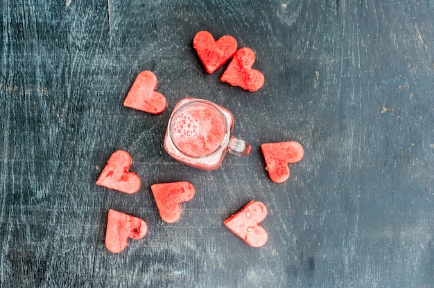 Wassermelone in Herzform geschnitten. Wassermelonen Smoothie. Liebeskonzept. Valentinstag