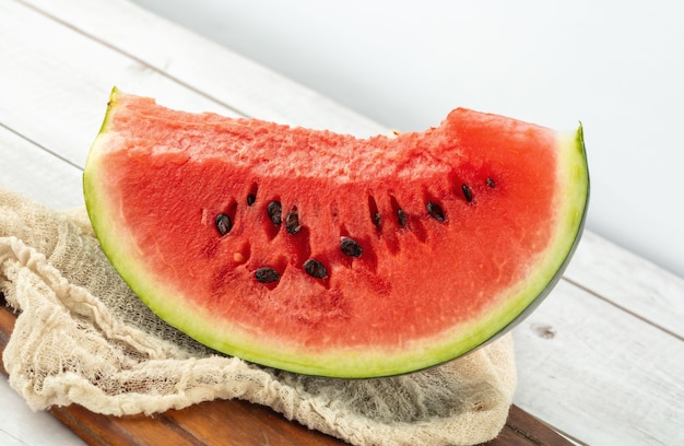 Wassermelone Melone isoliert gesund frische rote Lebensmittelscheibe grün saftig süß weiß reif