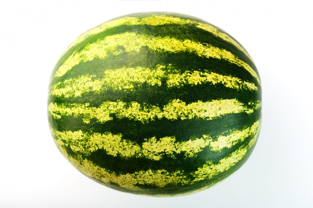 Wassermelone mit gestreifter Schale auf einem Weiß lokalisierten Hintergrund