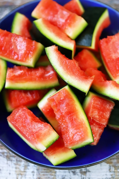 Wassermelone schält auf einem Teller