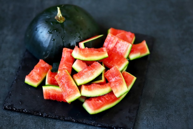 Wassermelone schält auf einem Teller