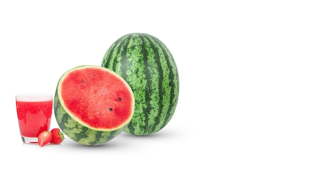 Wassermelone und Erdbeer-Smoothie lokalisiert auf weißer Oberfläche.