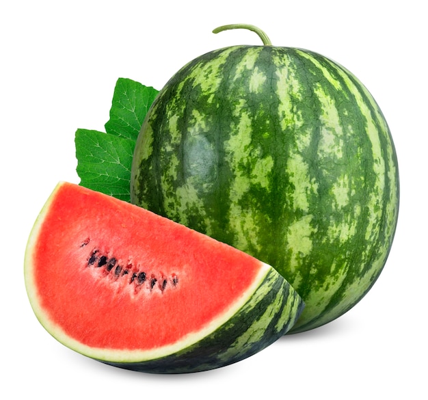 Wassermelone und Scheibe mit dem Blatt lokalisiert auf weißem Hintergrund. Beschneidungspfad für Wassermelonen