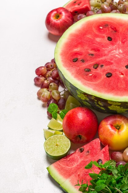 Wassermelone und verschiedene Früchte auf weißem Hintergrund.