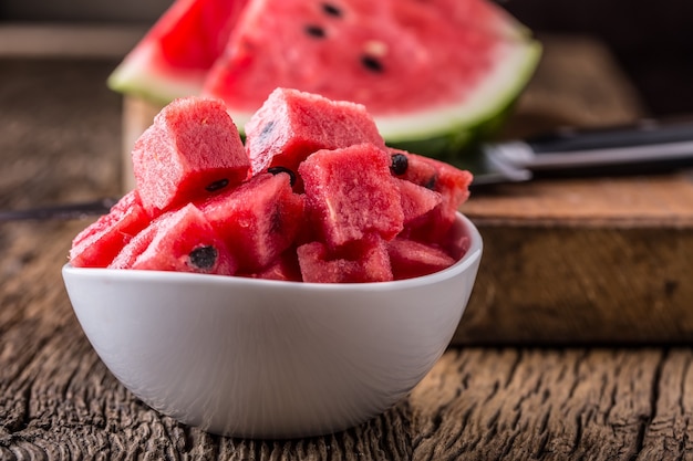 Wassermelone. Wassermelone in Scheiben geschnitten in Schüssel auf Holztisch.