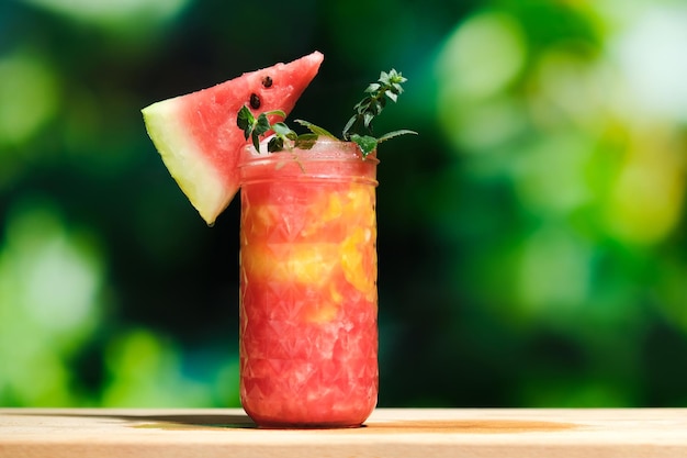 Wassermelonen-Cocktail-Sommergarten im Hintergrund