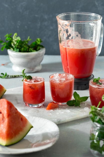 Wassermelonen-Mojito-Cocktail für den Sommer kochen