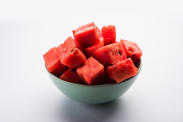 Wassermelonen- oder Tarbooj-Fruchtwürfelscheiben in einer Schüssel serviert. selektiver Fokus