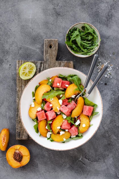 Wassermelonen-Pfirsich-Salat mit Feta Gewürfelter Wassermelonen-Pfirsich und Feta-Salat