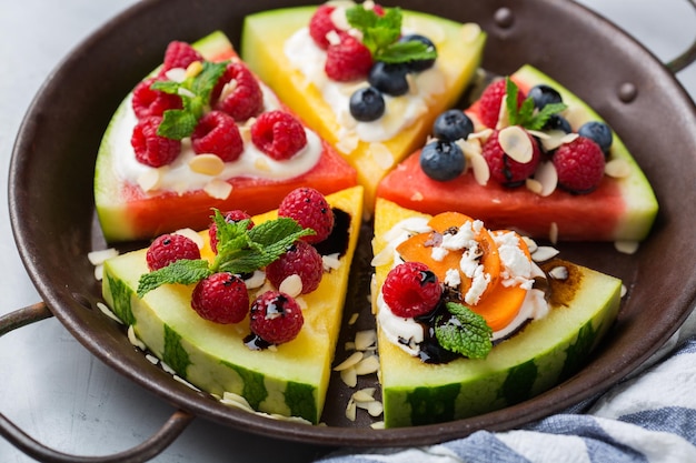 Wassermelonen-Pizza mit Beeren-Frucht-Joghurt-Feta-Käse