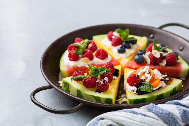 Wassermelonen-Pizza mit Beeren-Frucht-Joghurt-Feta-Käse