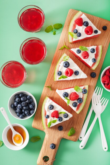 Wassermelonen-Pizzastücke mit Joghurt und Beeren, Sommerdessert