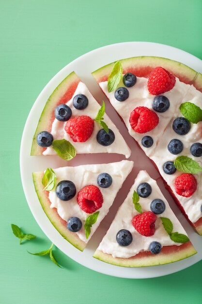 Wassermelonen-Pizzastücke mit Joghurt und Beeren, Sommerdessert