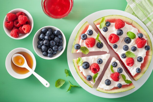 Wassermelonen-Pizzastücke mit Joghurt und Beeren