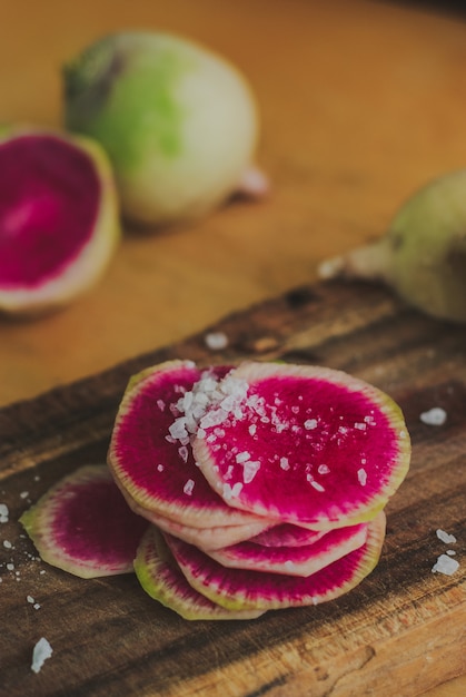 Wassermelonen-Radieschen in Scheiben geschnitten, mit Meersalz bestreut