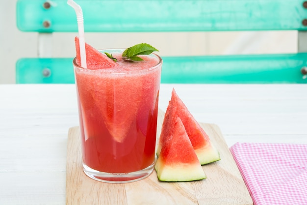 Wassermelonen-Rot im Glas Setzen Sie auf einen Nahrungsmitteltisch