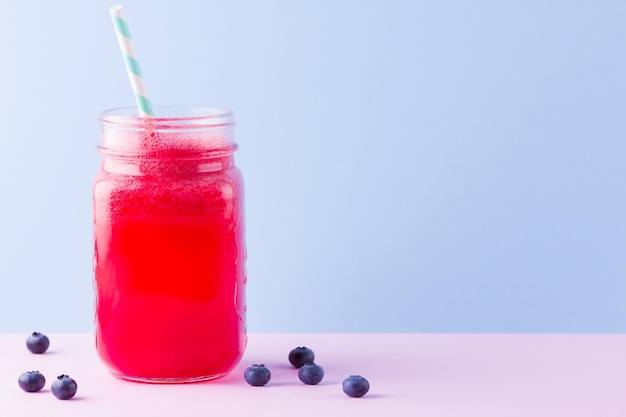 Wassermelonen-Smoothie in einem Glas mit Wassermelonscheiben, Wassermelon-Smoothies und Blaubeeren