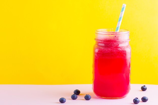 Wassermelonen-Smoothie in einem Glas mit Wassermelonscheiben, Wassermelon-Smoothies und Blaubeeren