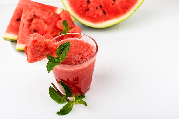 Wassermelonen-Smoothie mit Minze und Wassermelonenstücken