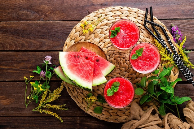 Wassermelonen-Smoothie Wassermelonen-Cocktail auf rustikalem Holzhintergrund
