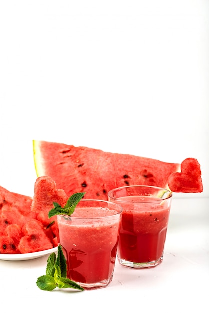 Wassermelonen-Smoothies mit Minze und Wassermelonenstücken