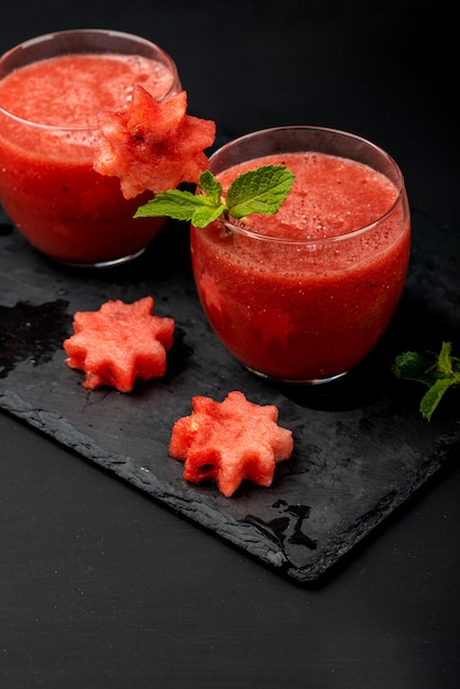 Wassermelonen-Smoothies mit Minze und Wassermelonenstücken