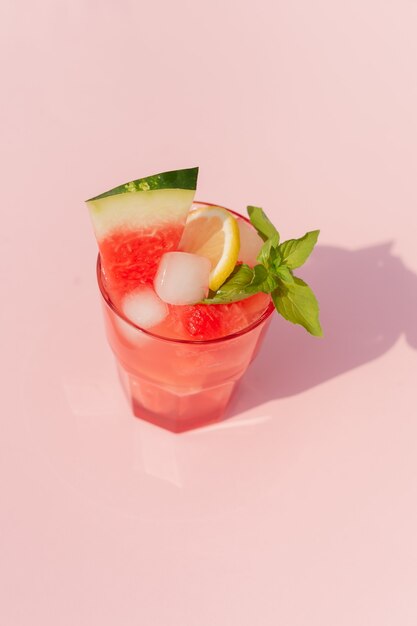 Wassermelonencocktail mit Zitrone und Eis. Erfrischende Limonade hautnah.